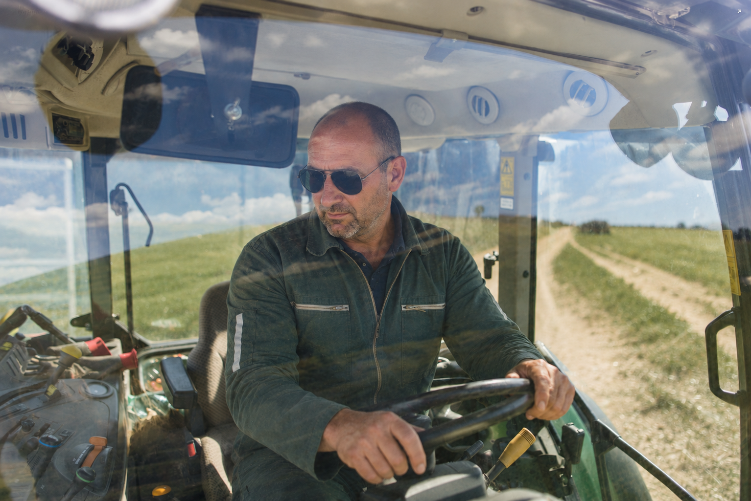 agriculteur conduisant un tracteur