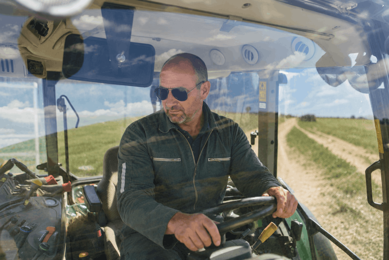 Agriculteur client de Phyz en train de conduire son tracteur 