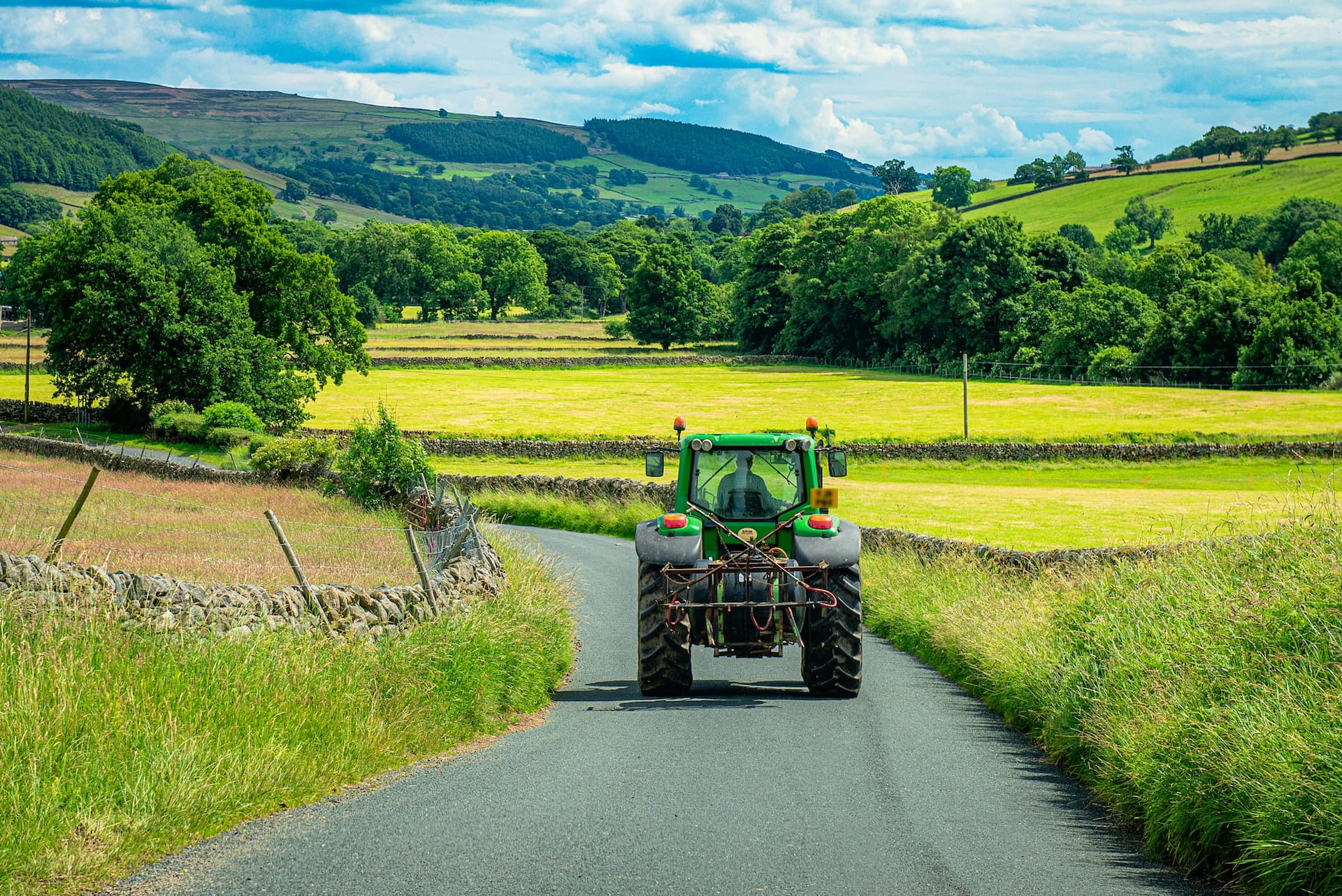 Tracteur d'entreprise de travaux Agricoles sur la route