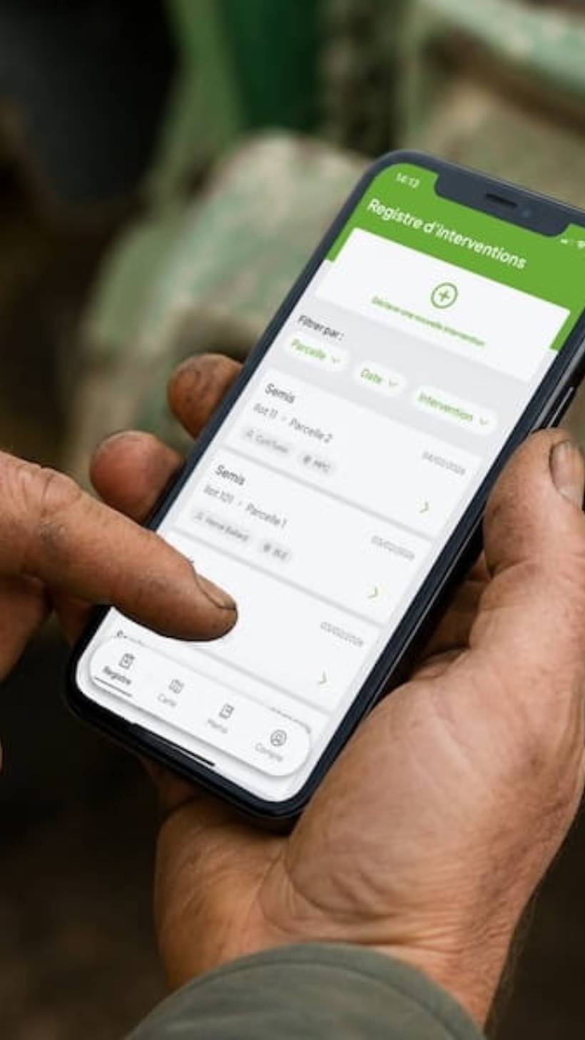 Agriculteur utilisant l'application Phyz sur son smartphone